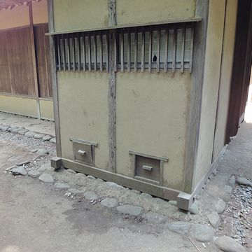 外を回ると、明らかにトイレとわかる設備を発見