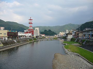 『新見駅』前を流れる高梁川。やっぱり、山が近いと、景色に風情がありますよね。