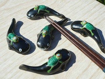 なまずの箸置き。背中に載ってるのは、亀ではなくカッパ。地震よけにいかが? 招きそうな気もしますが……。