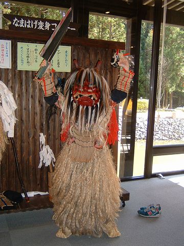 なまはげ館に立つ“なまはげ”人形