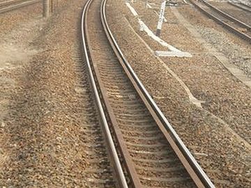 2本のレールで、車輪を挟むんですね