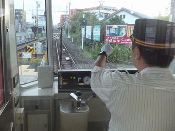 浜松市を走る『遠州鉄道』の運転士さん。帽子がお洒落です。