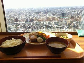 東京都庁の職員食堂です。腹立つ……。