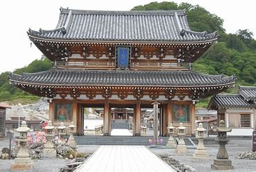 1989年に建立された山門