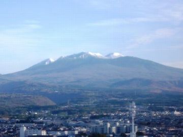 青森市街のすぐ背後に聳える八甲田山