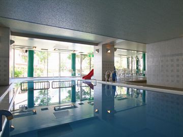 『アーバンヒルズ湯沢リゾート』の屋内プール