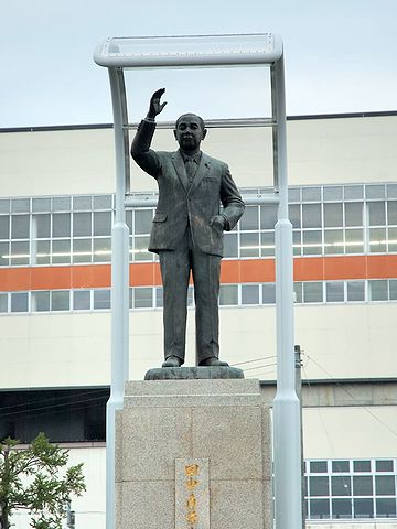 上越新幹線・浦佐駅前に建つ田中角栄像