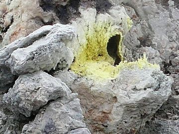 硫黄泉の湧出によるもの