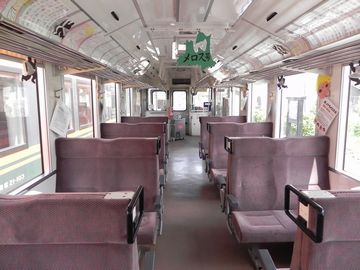 『走れメロス号』。明るくてシック。新潟の車両より、ずっといいです。