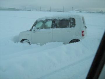 田んぼに突っこんでる車