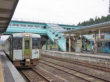 思いの外、大きい駅です。単式ホームに加え、島式ホームが2本もあります。
