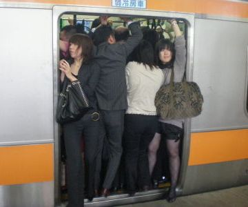 連日、満員電車よ