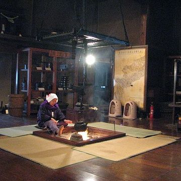 『大内宿町並み展示館』。こんな老後もいいかも。奥の小便器みたいなのは何でしょう?