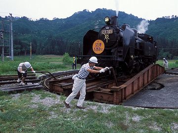 只見線只見駅。人力による方向転換。