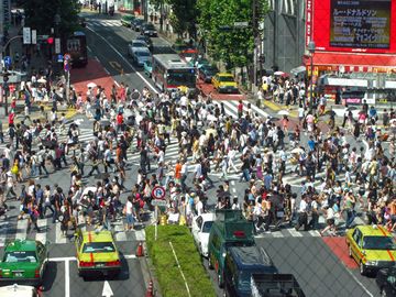 駅前のスクランブル交差点は、世界的に有名ですからね