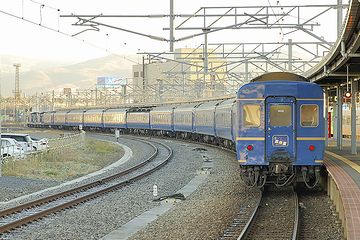 函館駅に入る『北斗星』。12両編成。全長250メートルくらい?