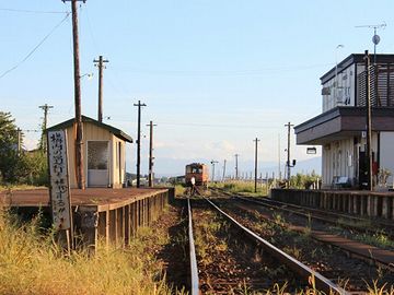 初秋の金木駅。駅舎(右)は立派になりましたが、ホームの風情は変わらないようです。