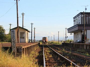 初秋の金木駅。駅舎（右）は立派になりましたが、ホームの風情は変わらないようです。