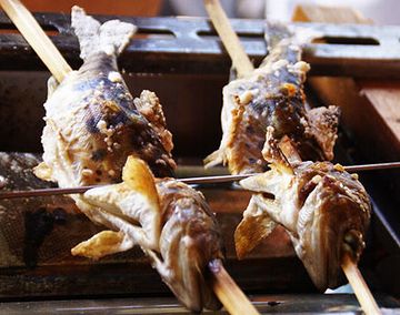 八郎太郎が我慢できずに食べた岩魚の塩焼き。確かに喉が渇きそうだ。