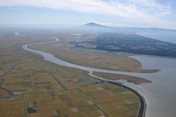 津軽平野を流れる岩木川。注いでいるのは海ではなく、十三湖です。遠く見えるのは、独立峰岩木山。