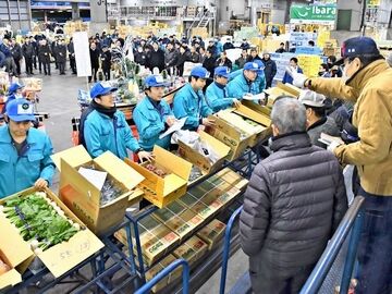 市場などで競りにかけられる