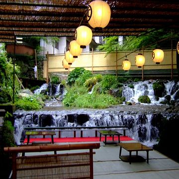 貴船荘の川床も、小さな滝みたいになってますから……