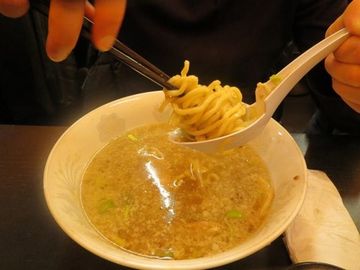 パリジェンヌのラーメンの食べ方。こんなして食べて、ウマいのか? スープが絡まんではないか。