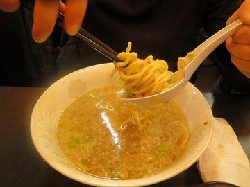 パリジェンヌのラーメンの食べ方。こんなして食べて、ウマいのか？ スープが絡まんではないか。