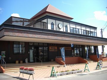 『金木駅』。外観はこんな感じ。2003年に出来ました。バリケードは、車を停めさせないため?<br>