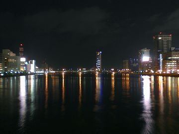 新潟市内を流れる夜の信濃川