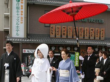 白無垢の花嫁に差し掛け