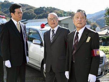 左が、管理官役の三浦浩一さん