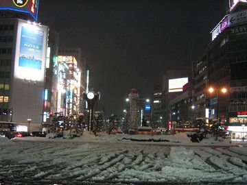 雪の新潟駅前