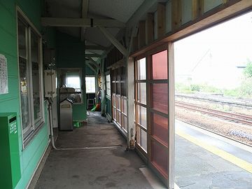 『陸奥森田駅』。ホームは北側になります。半透明の戸は、雪よけでしょうね。