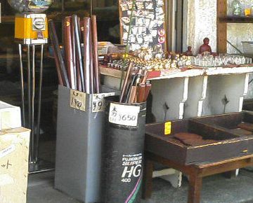 土産物屋に木刀が売ってた