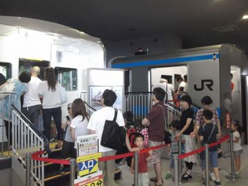家族連れは、運転シミュレーターの順番を取るために早く並んでたんです