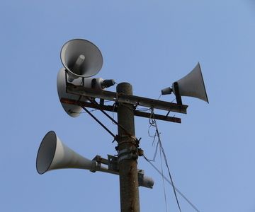 金塊を小槌で叩き、その音を町中にスピーカーで流して……