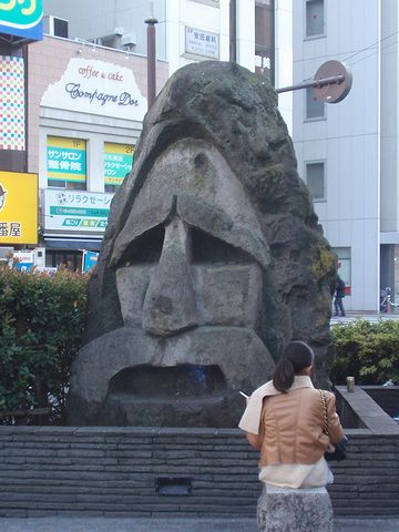 蒲田駅東口の駅前広場に、一体ありますが……