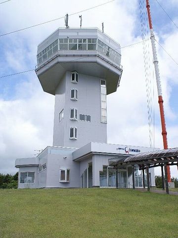 風車の隣の建物は何?