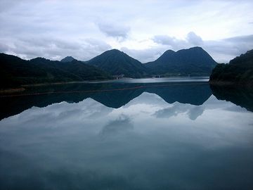 たちまち深い湖が出来た