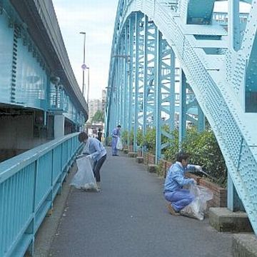 『千住大橋』の清掃作業