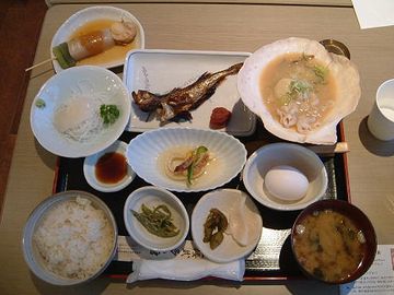 『おらほの定食』。これを昼に食うか？ ぜったい、熱燗だろ。