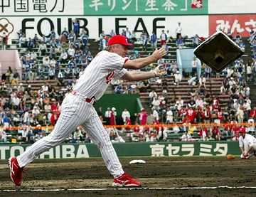判定に怒った監督が、ベース引っこ抜いて……