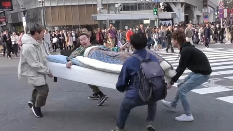 Youtuber スクランブル交差点で寝る動画を撮影し 男女7人を書類送検 Miko速報