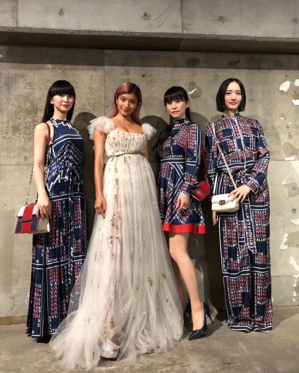 芸能 ローラ 長い髪をバッサリ切り 小顔際立つショートボブ姿に Miko速報 芸能 ローラ 長い髪をバッサリ切り 小顔際立つショートボブ姿に Miko速報