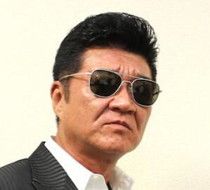 画像 もう酔ってる 小沢仁志 ブルーのスーツで登場 ミコさんの話題ニュースまとめ