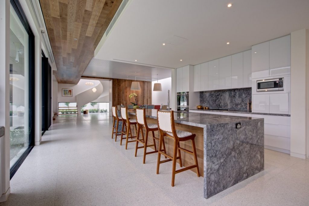 thiết kế nhà bếp đẹp với đá marble.