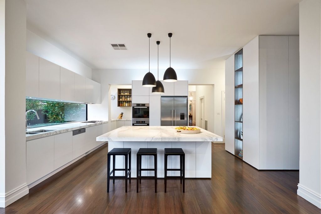nhà bếp đẹp với đá cẩm thạch.