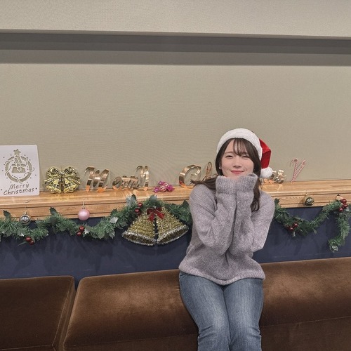 【画像】人妻声優・内田真礼(35)、ミニスカサンタコスで生足ムチムチご褒美太ももを披露する