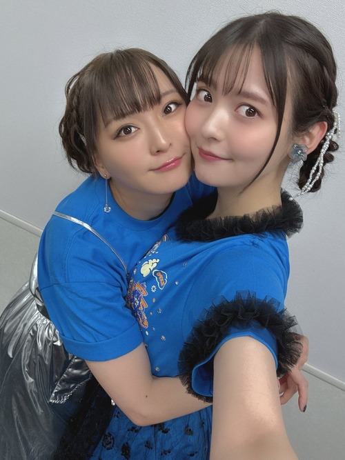 【画像】女性声優(38)が女性声優(33)に抱きつくｗｗｗｗ